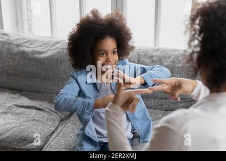 Glücklich schwarz Mädchen im Gespräch mit behinderten taub Mutter Stockfoto