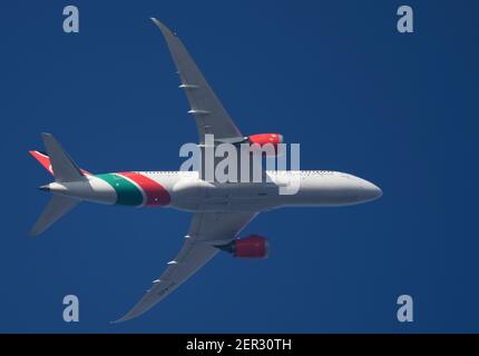 28. Februar 2021. Kenya Airways Boeing 787 Dreamliner fliegt über Wimbledon und verlässt London Heathrow in hellblauem Himmel nach Nairobi. Kredit: Malcolm Park/Alamy. Stockfoto