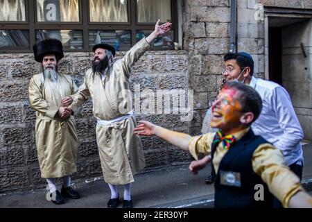 Jerusalem, Israel. Februar 2021, 28th. Ultra-orthodoxe jüdische Männer, die in traditionellen Kostümen gekleidet sind, nehmen an den Feierlichkeiten zum jüdischen Feiertag Purim in Jerusalems Stadtteil Mea She'arim Teil. Purim, auch das Fest der Lose genannt, ist ein Karneval-ähnlicher jüdischer Feiertag, der an die Rettung des jüdischen Volkes von einem Komplott erinnert, um alle Juden im alten persischen Reich zu massakrieren, wie im Buch Esther berichtet. Quelle: Ilia Yefimovich/dpa/Alamy Live News Stockfoto