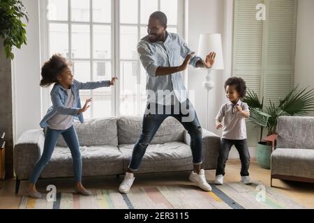 Glücklich schwarzen Vater Unterricht Kinder zu Hause tanzen Stockfoto