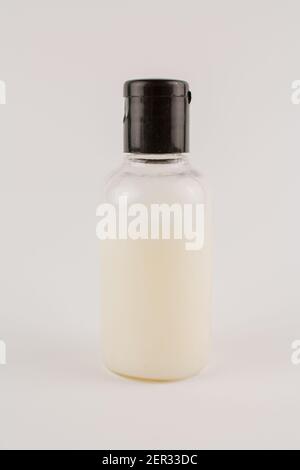 Eine weiße Creme in einem transparenten Glas auf einem weißen Hintergrund Stockfoto