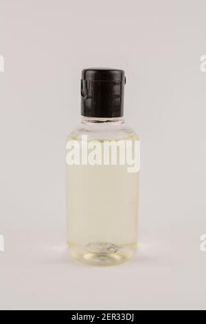 Eine weiße Creme in einem transparenten Glas auf einem weißen Hintergrund Stockfoto