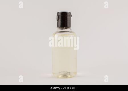 Eine weiße Creme in einem transparenten Glas auf einem weißen Hintergrund Stockfoto