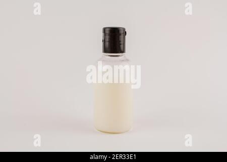 Eine weiße Creme in einem transparenten Glas auf einem weißen Hintergrund Stockfoto