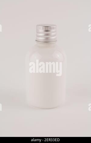 Eine weiße Creme in einem transparenten Glas auf einem weißen Hintergrund Stockfoto