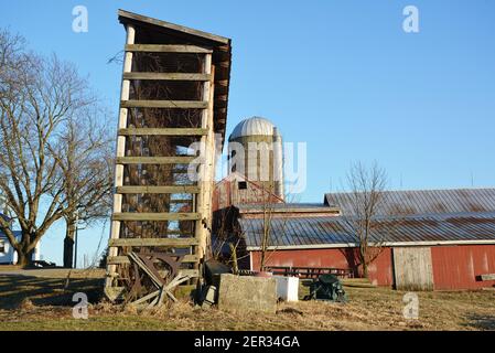 Dies ist eine alte Maiskrippe (Corncrib) und Scheune in der Endless Mountain Region von NE Pennsylvania, USA. Milchprodukte. Stockfoto