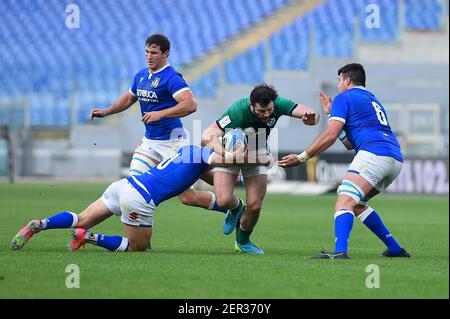 Rom, Italien. Februar 2021, 27th. Robbie Henshaw (C) aus Irland in Aktion während des Guinness Six Nations Rugby Championship-Spiels 2021 zwischen Italien und Irland im Stadio Olimpico in Rom, Italien, am 27. Februar 2021. (Foto Roberto Ramaccia/INA Photo Agency) Quelle: SIPA USA/Alamy Live News Stockfoto