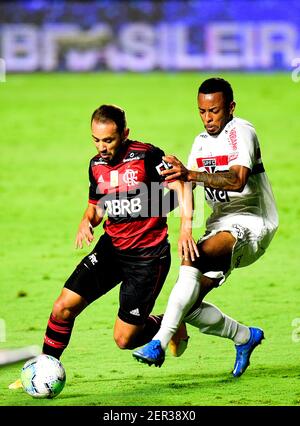 SAO PAULO, BRASILIEN - 25. FEBRUAR: Everton Ribeiro von CR Flamengo konkurriert um den Ball mit Welington von Sao Paulo FC, während der Brasileirao Serie A 2020 Spiel zwischen Sao Paulo FC und CR Flamengo im Morumbi Stadion am 25. Februar 2021 in Sao Paulo, Brasilien. (Foto von MB Media/BPA) Stockfoto