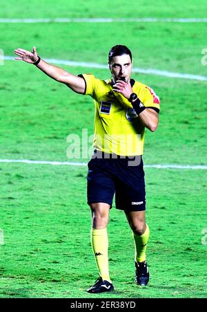 SAO PAULO, BRASILIEN - FEBRUAR 25: Rodolpho Toski Brasilianischer Schiedsrichter reagiert während der Brasileirao Serie A 2020 Spiel zwischen Sao Paulo FC und CR Flamengo im Morumbi Stadion am 25. Februar 2021 in Sao Paulo, Brasilien. (Foto von MB Media/BPA) Stockfoto