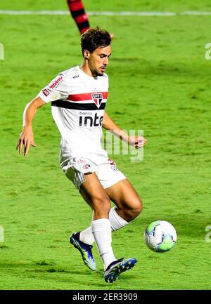 SAO PAULO, BRASILIEN - 25. FEBRUAR: Igor Gomes von Sao Paulo FC in Aktion, während der Brasileirao Serie A 2020 Spiel zwischen Sao Paulo FC und CR Flamengo im Morumbi Stadion am 25. Februar 2021 in Sao Paulo, Brasilien. (Foto von MB Media/BPA) Stockfoto