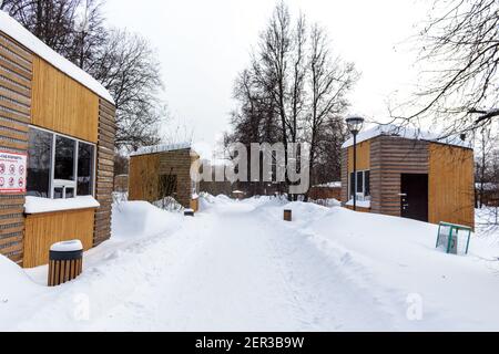 Moskau, Russland-12. Februar 2021: Schneebedeckter Park 'Garten der Zukunft'. Ein frostiger Wintertag. Stockfoto