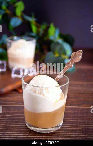 Affogato Kaffee mit Eis in einem Glas auf dem Holztisch. Stockfoto