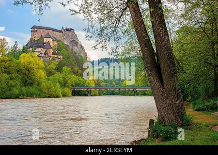 oravsky podzamok, slowakei - 01. MAI 2019: oravsky Schloss auf dem Hügel in der Nähe des Flusses. Beliebtes Reiseziel. Schöne Frühlingsszenerie in dapp Stockfoto