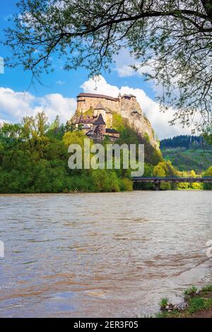 oravsky podzamok, slowakei - 01. MAI 2019: oravsky Schloss auf dem Hügel in der Nähe des Flusses. Beliebtes Reiseziel. Schöne Frühlingsszenerie in dapp Stockfoto