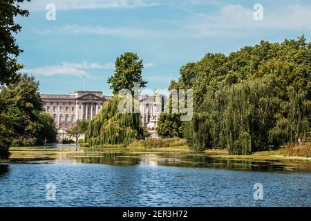 2019 07 24 London England Buckingham Palace und Victorias Statue gegenüber Der See im St James Park mit eintauchenden Weiden Das Wasser und die Enten Stockfoto