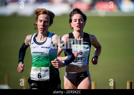 Mieke Gorissen und Eline Dalemans im Einsatz während der Frauen-Rennen in der ersten Etappe (von drei) Des 'CrossCup' Langlaufens Stockfoto