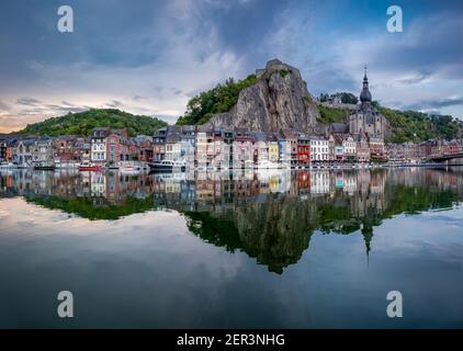 Landschaftlich schöne Aussicht auf die Stadt Dinant spiegelt sich im Fluss Maas Stockfoto