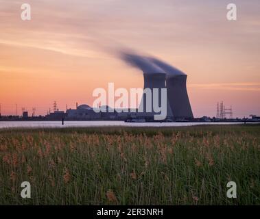 Sonnenuntergang über dem Atomreaktor von Doel im Hafen von Antwerpen, Belgien. Stockfoto