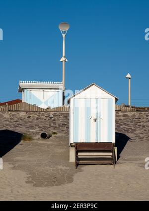 Gestreifte Strandhütten in Hardelot, Frankreich. Stockfoto