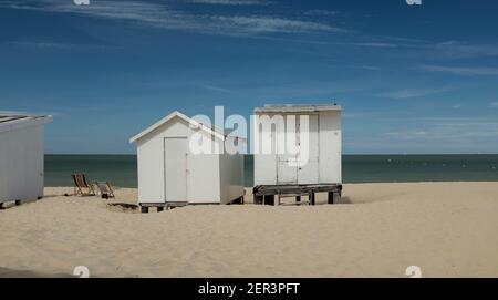 Strandhütten am Strand von Calais in Frankreich Stockfoto