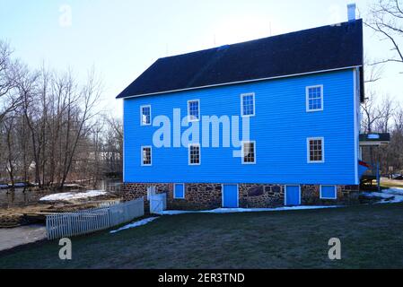 OBERER FREIRAUM, NJ -25 FEB 2021- Winteransicht der blauen Mühle im historischen Walnford, einem Wahrzeichen Mühlendorf in Crosswicks Creek Park, Monmouth County, Stockfoto