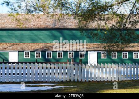 OBERER FREIRAUM, NJ -25 FEB 2021- Winteransicht des historischen Walnford, einem Wahrzeichen Mühlendorf in Crosswicks Creek Park, Monmouth County, New Jersey, Einheit Stockfoto