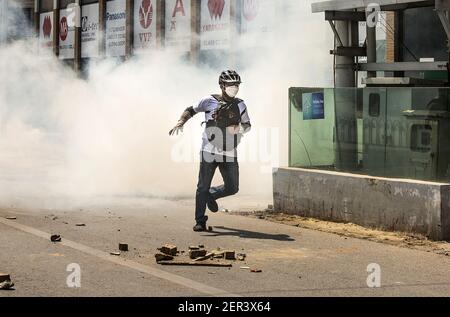 Mandalay, Myanmar. Februar 2021, 28th. Ein Protestler feuern als Tränengas bei einem Protest gegen den Militärputsch in Mandalay, Myanmar, Sonntag, Februar. 28, 2021. Die Sicherheitskräfte greifen weiterhin auf Demonstrationen gegen den Militärputsch zurück. Foto von Xiao Long/UPI Kredit: UPI/Alamy Live Nachrichten Stockfoto