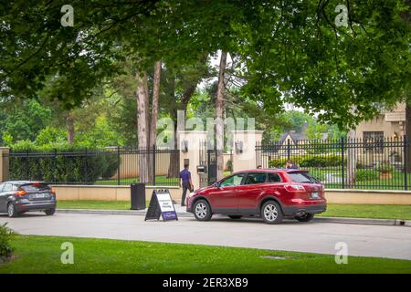 06-01-2019 Tulsa USA Valet Parken auf Nachbarschaft Straße außerhalb Luxus eingezäunten Anwesen mit vielen hohen Bäumen. Stockfoto