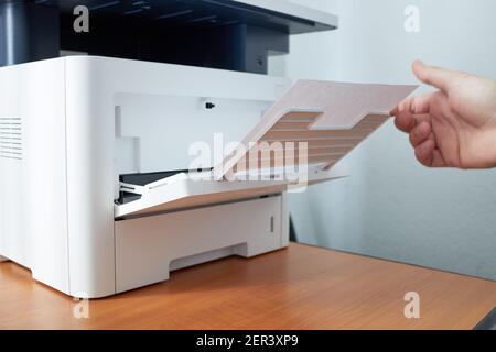 Arbeitsplatz mit Nahaufnahme zum Kopiergerät im Büro. Stockfoto