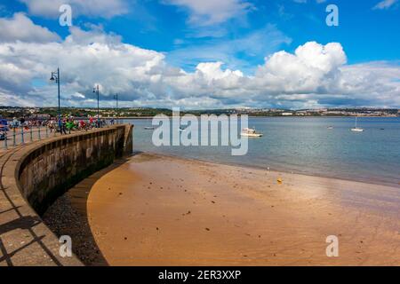 Blick über die Swansea Bay vom Mumbles Beach im Süden ostküste der Gower Halbinsel bei Swansea im Süden Wales Großbritannien Stockfoto
