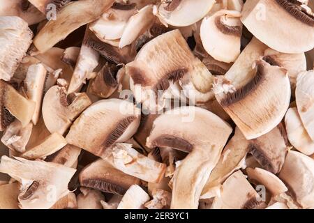 RAW Champignon Scheiben Hintergrund. Oben Stockfoto