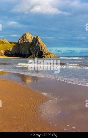 Blick auf den Sandstrand bei Three Cliffs Bay Die Südküste der Gower Halbinsel bei Swansea in Südwales, Großbritannien Stockfoto