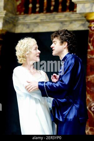 Geraldine Alexander (Titania), Paul Higgins (Oberon) in A MIDSUMMER NIGHT'S DREAM von Shakespeare at Shakespeare's Globe, London SE1 05/06/2002 Master of Clothing & Properties (Designerin): Jenny Tiramari Master of Play (Regie): Mike Alfreds Stockfoto