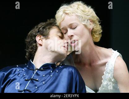 Paul Higgins (Oberon), Geraldine Alexander (Titania) in A MIDSUMMER NIGHT'S DREAM von Shakespeare at Shakespeare's Globe, London SE1 05/06/2002 Master of Clothing & Properties (Designerin): Jenny Tiramari Master of Play (Regie): Mike Alfreds Stockfoto