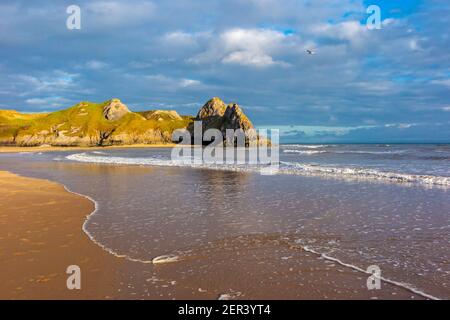 Blick auf den Sandstrand bei Three Cliffs Bay Die Südküste der Gower Halbinsel bei Swansea in Südwales, Großbritannien Stockfoto