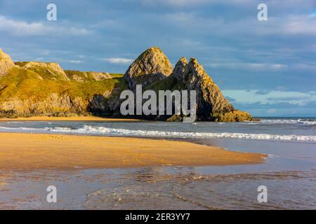 Blick auf den Sandstrand bei Three Cliffs Bay Die Südküste der Gower Halbinsel bei Swansea in Südwales, Großbritannien Stockfoto