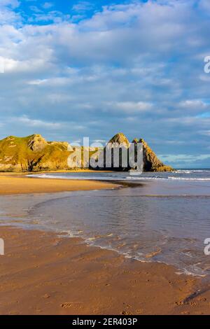 Blick auf den Sandstrand bei Three Cliffs Bay Die Südküste der Gower Halbinsel bei Swansea in Südwales, Großbritannien Stockfoto