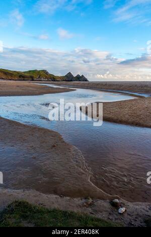 Pennard pill ein Bach, der über den Sandstrand fließt Bei Three Cliffs Bay an der Südküste der Gower Peninsula in der Nähe von Swansea in Südwales Großbritannien Stockfoto