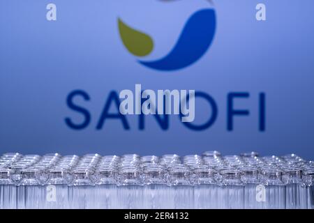 Toronto, Ontario, Kanada - 14. Februar 2021 : Sanofi Name in Blur und Vials mit Impfstoff. Französisches Covid-19-Impfstoffkonzept. Geringe Tiefe des Fies Stockfoto