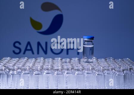 Toronto, Ontario, Kanada - 14. Februar 2021 : Sanofi Name in Blur und Vials mit Impfstoff. Französisches Covid-19-Impfstoffkonzept. Geringe Tiefe des Fies Stockfoto