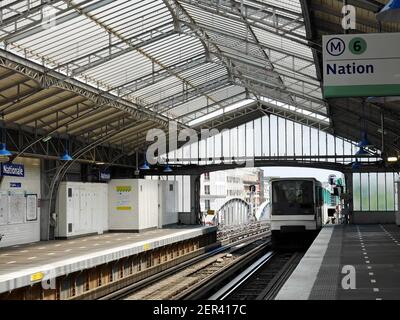 U-Bahn-Station "Nationale" in Paris. Der Zug fährt vom Bahnsteig ab. Karten, Bewegungsrichtung sind an den Wänden sichtbar. Stockfoto