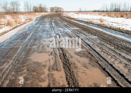 Schmutzige Straße im Frühling Wasser Schneequelle Stockfoto