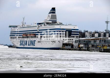 Die Silja Line Autofähre, Silja Symphony, am Fährhafen im Hafen von Helsinki, Finnland Stockfoto