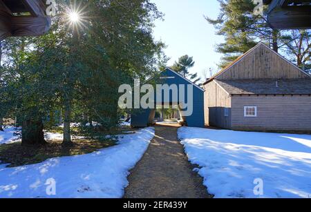 OBERER FREIRAUM, NJ -25 FEB 2021- Winteransicht des historischen Walnford, einem Wahrzeichen Mühlendorf in Crosswicks Creek Park, Monmouth County, New Jersey, Einheit Stockfoto