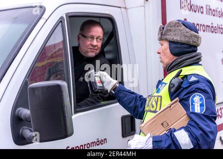 Finnische Polizeibeamte atalysieren Fahrer zufällig auf einem Hauptteil Straße in Nordfinnland Stockfoto