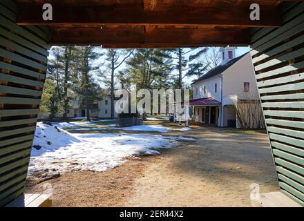 OBERER FREIRAUM, NJ -25 FEB 2021- Winteransicht des historischen Walnford, einem Wahrzeichen Mühlendorf in Crosswicks Creek Park, Monmouth County, New Jersey, Einheit Stockfoto