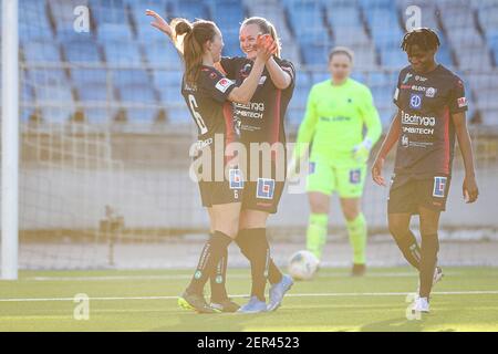 Norrkoping, Schweden. Februar 2021, 28th. Elin Landstrom (#6) und Frida Leonhardsen Maanum (#15) feiern das Tor bei einem Spiel im Schwedischen Cup zwischen IFK Norrkoping und Linkoping in der Platinumcars Arena in Norrkoping Quelle: SPP Sport Pressefoto. /Alamy Live Nachrichten Stockfoto