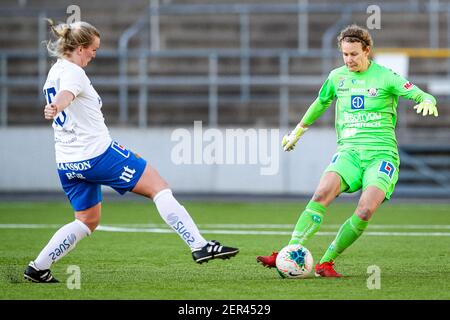 Norrkoping, Schweden. Februar 2021, 28th. Cajsa Andersson, Torhüter in Linkoping (#1) versucht, den Ball während eines Spiels im Schwedischen Cup zwischen IFK Norrkoping und Linkoping in der Platinumcars Arena in Norrkoping zu kontrollieren Quelle: SPP Sport Press Photo. /Alamy Live Nachrichten Stockfoto