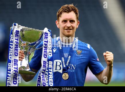 St Johnstone's Liam Craig feiert mit der Betfred Cup Trophäe nach dem Gewinn des Betfred Cup Finales im Hampden Park, Glasgow. Bilddatum: Sonntag, 28. Februar 2021. Stockfoto