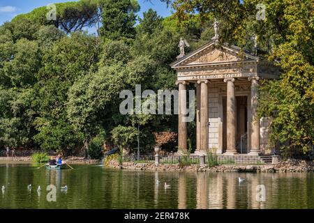 Italien, Rom, See in den Gärten der Villa Borghese und Tempel des Aesculapius Stockfoto